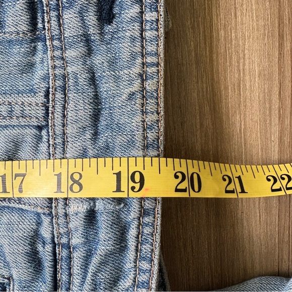 American Eagle Classic Fit Jean Jacket – Y2K, Clean Girl, Soft Grunge Vibes - Picture 2 of 4